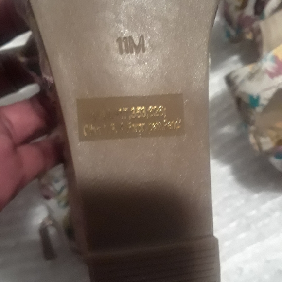 Guess Floral Print Platforms Sandals - Picture 5 of 6